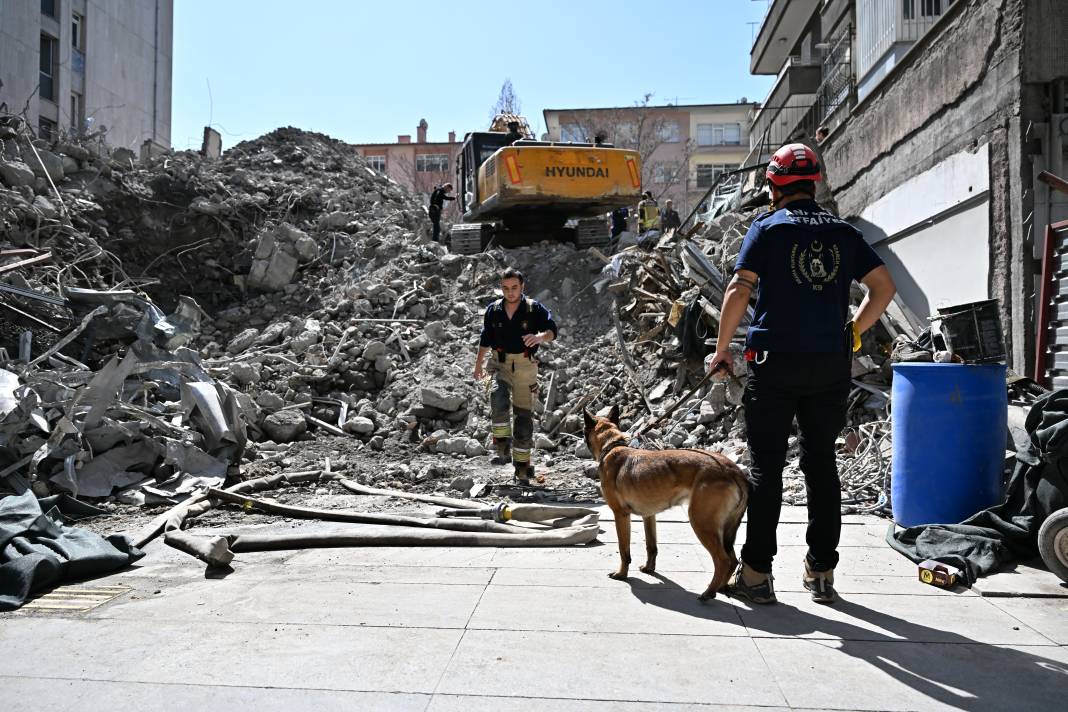 Ankara'da istinat duvarı çöktü. Bir işçi enkaz altında 3